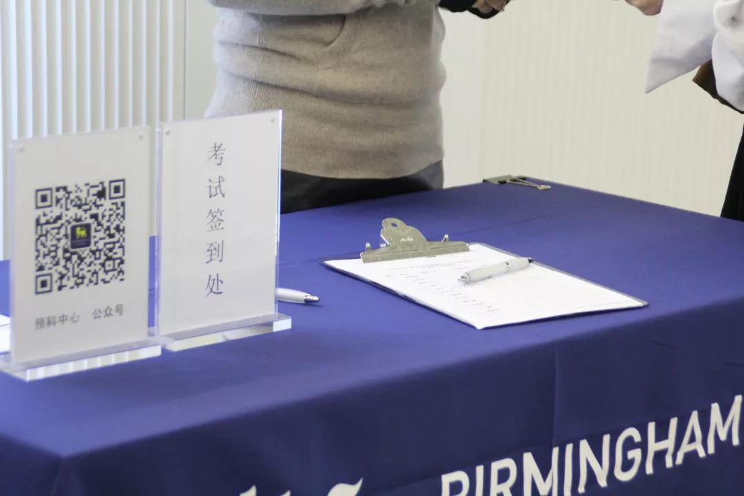9: 30  考生陸續(xù)進(jìn)場(chǎng)